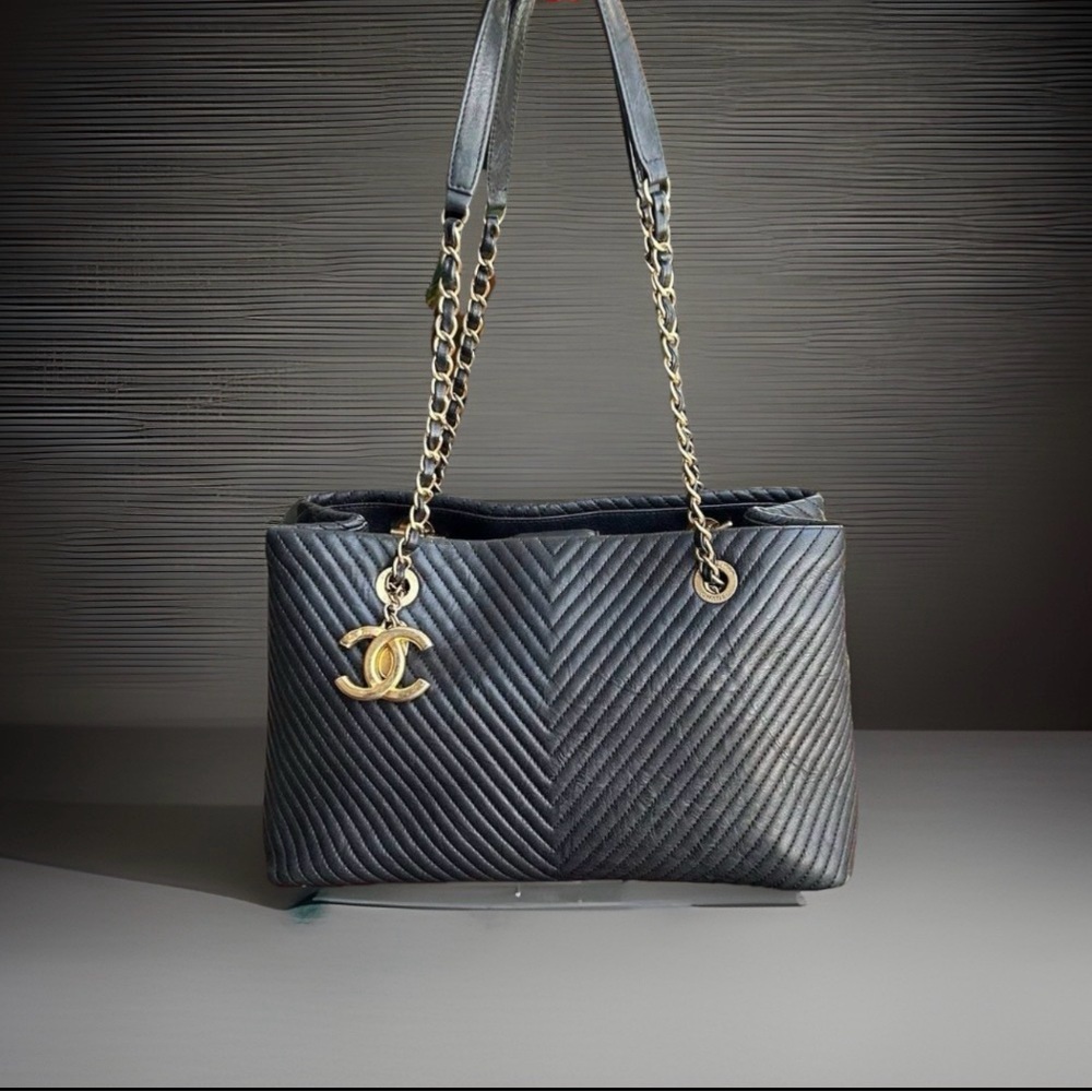 CHANAL Chevron Quilted Leather Tote bag Black-EUC w/COA